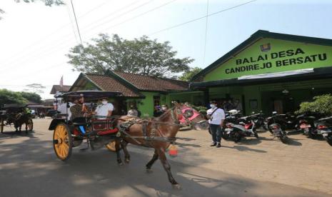 Menteri Pariwisata dan Ekonomi Kreatif RI Sandiaga Salahudin Uno menaiki andong dalam rangka menyosialisasikan Dewa Wisata, Candirejo, Magelang.