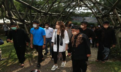 Menteri Pariwisata dan Ekonomi Kreatif Sandiaga Salahuddin Uno berkunjung ke desa wisata yang berada di kaki Gunung Ceremai yaitu Desa Wisata Cibuntu, Kabupaten Kuningan.