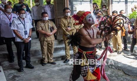 Menteri Pariwisata dan Ekonomi Kreatif Sandiaga Salahuddin Uno (dua kiri) melihat tari edan-edanan di Desa Wisata Krebet, Pajangan, Bantul, DI Yogyakarta, Senin (26/4/2021). Dalam kunjungan kerjanya, Menparekraf memberikan arahan kepada para perajin batik kayu di Desa Wisata Krebet untuk bersama membangkitkan sektor ekonomi kreatif.