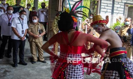 Menteri Pariwisata dan Ekonomi Kreatif Sandiaga Salahuddin Uno (dua kiri) melihat tari edan-edanan di Desa Wisata Krebet, Pajangan, Bantul, DI Yogyakarta, Senin (26/4/2021). Dalam kunjungan kerjanya, Menparekraf memberikan arahan kepada para perajin batik kayu di Desa Wisata Krebet untuk bersama membangkitkan sektor ekonomi kreatif.