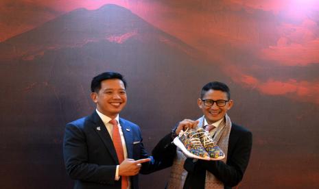 Menteri Pariwisata dan Ekonomi Kreatif Sandiaga Salahuddin Uno (kanan). Menteri Pariwisata dan Ekonomi Kreatif, Sandiaga Salahuddin Uno bertemu dengan Menteri Perdagangan dan Industri Singapura Gan Kim Yong membahas potensi kerja sama wisata cruise yang diharapkan mampu menarik kunjungan wisman ke Indonesia.