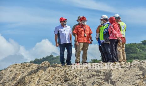 Menteri Pariwisata dan Ekonomi Kreatif Sandiaga Salahuddin Uno (kedua kiri) bersama Direktur Utama PT Indonesia Tourism Development Corporation (ITDC) Abdulbar M Mansoer (kiri) meninjau lahan penetapan lokasi (Penlok) 2 Jalan Kawasan Khusus The Mandalika saat melakukan kunjungan kerja ke The Mandalika di Praya, Lombok Tengah, NTB, Kamis (6/5/2021). Melalui dukungan Kemenparekraf dan Lembaga Manajemen Aset Negara (LMAN), ITDC telah menyelesaikan pembebasan lahan enclave atas 29 bidang tanah dengan total luas lahan 65.267 m2 di wilayah penetapan lokasi (Penlok) 2 Jalan Kawasan Khusus The Mandalika yang nantinya akan dijadikan lokasi untuk pembangunan fasilitas penunjang penyelenggaraan MotoGP dan WSBK (paddock, pit building, medical centre, dan bangunan penunjang lainnya).