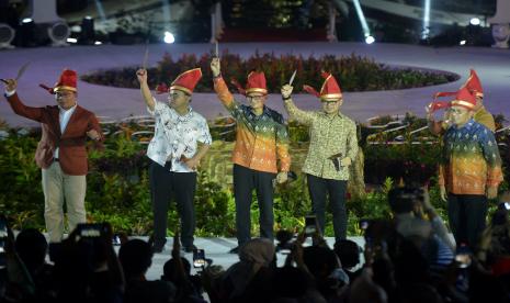 Menteri Pariwisata dan Ekonomi Kreatif Sandiaga Salahuddin Uno (kedua kiri) bersama Wakil Menteri Desa dan PDT Budi Arie Setiadi (kedua kiri), Gubernur Jawa Barat Ridwan Kamil (kiri) dan Wali Kota Bogor Bima Arya (kedua kanan) memperlihatkan senjata tradisional badik yang diberikan oleh Wali Kota Makassar Danny Pomanto (kanan) pada pembukaan Makassar International Eight Festival and Forum (F8) di Anjungan Pantai Losari, Makassar, Sulawesi Selatan, Rabu (7/9/2022) malam. Makassar International Eight Festival and Forum yang berlangsung hingga 11 September 2022 tersebut menjadi ajang promosi pariwisata, kesenian, budaya dan kuliner khas Makassar. 