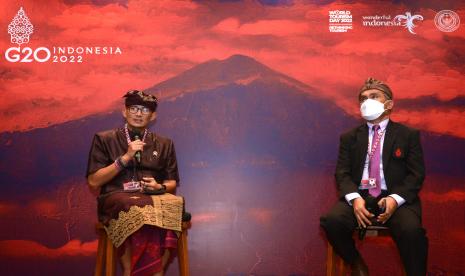 Menteri Pariwisata dan Ekonomi Kreatif Sandiaga Salahuddin Uno (kiri) bersama Plt. Deputi Bidang Sumber Daya Kelembagaan Kemenparekraf Frans Xaverius Teguh (kanan) menyampaikan keterangan saat konferensi pers usai kegiatan G20 Tourism Ministerial Meeting (TMM) di Nusa Dua, Badung, Bali, Senin (26/9/2022). Pertemuan G20 Tourism Ministerial Meeting menyepakati Bali Guidelines yang terdiri lima 