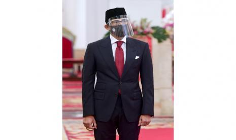 Menteri Pariwisata dan Ekonomi Kreatif Sandiaga Salahuddin Uno mengikuti upacara pelantikan di Istana Negara, Jakarta, Rabu (23/12/2020). Presiden melantik enam menteri untuk menggantikan posisi menteri lama (reshuffle) dan lima wakil menteri, diantaranya Tri Rismaharini sebagai Menteri Sosial, Sakti Wahyu Trenggono sebagai Menteri Kelautan dan Perikanan, Yaqut Cholil Qoumas sebagai Menteri Agama, Budi Gunadi Sadikin sebagai Menteri Kesehatan, Sandiaga Salahudin Uno sebagai Menteri Pariwisata dan Ekonomi Kreatif serta M Lutfi sebagai Menteri Perdagangan. 