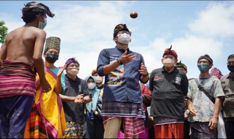 Menteri Pariwisata dan Ekonomi Kreatif Sandiaga Salahuddin Uno berkunjung ke Desa Wisata Senaru, Kecamatan Bayan, Kabupaten Lombok Utara, NTB.