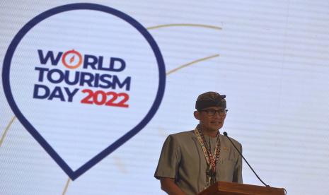 Menteri Pariwisata dan Ekonomi Kreatif Sandiaga Salahuddin Uno menyampaikan sambutan saat peringatan World Tourism Day di Nusa Dua, Badung, Bali, Selasa (27/9/2022). Puncak perayaan Hari Pariwisata Dunia 2022 yang mengambil tema Rethinking Tourism itu diselenggarakan di Bali dan dihadiri oleh sejumlah menteri pariwisata serta pemangku kepentingan di sektor pariwisata dari berbagai negara. 