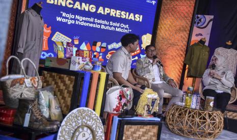 Menteri Pariwisata dan Ekonomi Kreatif Sandiaga Salahuddin Uno (tengah) menjadi pembicara dalam acara Bincang Apresiasi dengan pelaku UMKM di Plaza Asia, Kota Tasikmalaya, Jawa Barat, Sabtu (18/6/2022). Pameran Apresiasi Kreasi Indonesia (AKI) yang diselenggarakan di 16 kabupaten/kota di Indonesia tersebut menampilkan subsektor kuliner, kriya, fesyen, aplikasi, film dan musik, agar mendorong daya beli masyarakat bangga buatan Indonesia. 