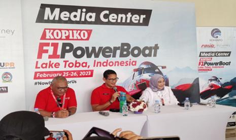 Menteri Pariwisata dan Ekonomi Kreatif, Sandiaga Salahuddin Uno (tengah) saat  konferensi pers di Media Center Pelabuhan Mulia Raja Napitupulu, Balige, Ahad sore (26/2/2023). Konpers dimoderatori Direktur Informasi dan Komunikasi Perekonomian dan Maritim Kementerian Kominfo, Septriana Tangkary (kanan).