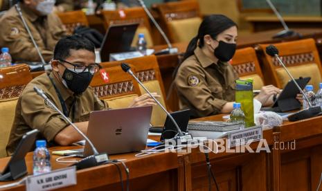 Menteri Pariwisata dan Ekonomi Kreatif Sandiaga Salahudin Uno (kiri) dan Wakil Menteri Angela Tanoesoedibjo (kanan) mengikuti rapat kerja dengan Komisi X DPR di Kompleks Parlemen, Senayan, Jakarta, Rabu (8/9/2021). Rapat kerja tersebut membahas Rencana Kerja Anggaran (RKA) Kementerian Pariwisata dan Ekonomi Kreatif tahun anggaran 2022.