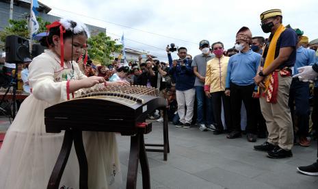 Menteri Pariwisata dan Ekonomi Kreatif Sandiaga Uno (kanan) menyaksikan permainan musik tradisional Tionghoa saat mengunjungi Kampung Wisata Kelurahan Benua Melayu Laut di Pontianak, Kalimantan Barat, Ahad (31/7/2022). Sandiaga Uno mengunjungi Kampung Wisata Benua Melayu yang masuk dalam 50 besar destinasi wisata se-Indonesia dalam penghargaan Anugerah Desa Wisata Indonesia 2022.