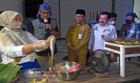 Menteri Pariwisata dan Ekonomi Kreatif Sandiaga Uno (kedua kiri) meninjau Pelatihan Pengembangan Ekonomi Kreatif pembuatan sate bandeng di Serang, Banten, Selasa (7/6/2022). Kemenparekraf terus mengembangkan penggalian potensi-potensi ekonomi unggulan guna mewujudkan kemandirian sektor-sektor strategis ekonomi domestik.