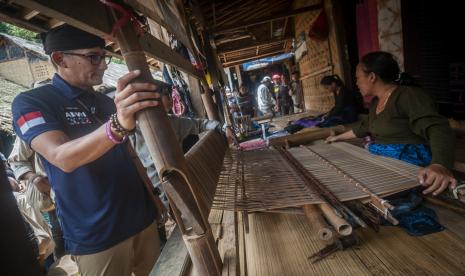 Menteri Pariwisata dan Ekonomi Kreatif Sandiaga Uno (kiri) mengamati proses produksi tenun Suku Badui di Kanekes, Lebak, Banten, Sabtu (15/10/2022). (Ilustrasi)