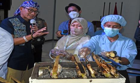 Menteri Pariwisata dan Ekonomi Kreatif Sandiaga Uno (kiri) meninjau Pelatihan Pengembangan Ekonomi Kreatif pembuatan sate bandeng di Serang, Banten, Selasa (7/6/2022). Kemenparekraf terus mengembangkan penggalian potensi-potensi ekonomi unggulan guna mewujudkan kemandirian sektor-sektor strategis ekonomi domestik.