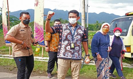 Menteri Pariwisata dan Ekonomi Kreatif Sandiaga Uno (tengah) menyapa warga saat menghadiri acara Sound of Borobudur di Balkondes Karanrejo, Borobudur, Magelang, Jawa Tengah, Kamis (24/6/2021).