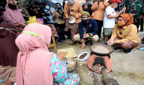 Menteri Pariwisata dan Ekonomi Kreatif/Kepala Badan Pariwisata dan Ekonomi Kreatif Sandiaga Salahuddin Uno (dua kanan) didampingi Bupati Serang Ratu Tatu Chasanah (kanan) memberikan bantuan modal Rp3 juta secara langsung kepada emak-emak pelaku UMKM emping Ibu Lampung saat mengunjungi Desa Wisata Cikolelet di Kecamatan Cinangka, Kabupaten Serang, Banten, Sabtu (2/10/2021).