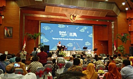 Menteri Pariwisata memberikan kata sambutan di acara Halal Bihalal Alumni ITB di Jakarta, Kamis (6/7) malam.