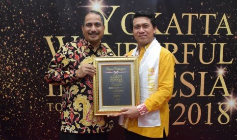 Menteri Pariwisata (Menpar) Arief Yahya (kiri) menyerahkan Wonderful Indonesia Tourism Award 2018 kepada Bupati Klungkung Bali I Nyoman Suwirta di Gedung Sapta Pesona Kantor Kemenpar, Jakarta, Kamis (20/7).