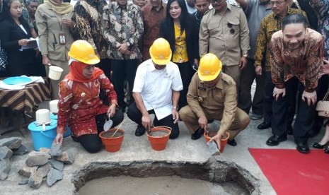 Menteri Pariwisata (Menpar) RI Arief Yahya (tengah), Gubernur Jawa Timur (Jatim) Khofifah Indar Parawansa (kiri) dan Bupati Malang (kanan) M Sanusi meletakkan batu pertama pembangunan Alun-alun Singhasari, Selasa (8/10). Lokasi ini akan menjadi salah satu bagian pembangunan Kawasan Ekonomi Khusus (KEK) Singhasari, Kabupaten Malang.