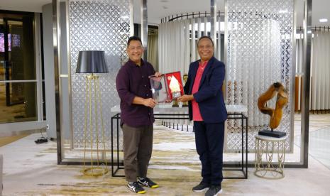 Menteri Parlemen dan Komunikasi Sosial Timor-Leste Francisco Martins da Costa Pereira Jeronimo didampingi delegasi Minister of Parliamentary Affairs and Social Communication (MAPCOMS) Timor-Leste melakukan kunjungan kehormatan ke Telkom Landmark Tower.