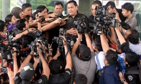 Menteri PDT, Helmy Faishal Zaini Diperiksa KPK menjawab pertanyaan wartawan usai di Komisi Pemberantasan Korupsi (KPK), Jakarta, Rabu (16/7). 