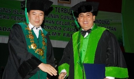 Menteri PDT Helmy Faishal Zaini  mendapat gelar Doktor Kehormatan (Doctor Honoris Causa) oleh Rektor UIN Deddy Ismatullah di kampus UIN Sunan Gunung Djati, Bandung, Senin (26/8).