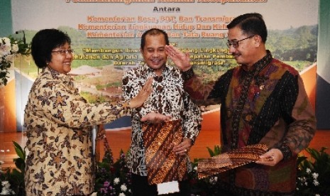 Menteri PDT Marwan Jafar bersama Menteri Ferry Mursyidan Baldan serta Menteri Siti Nurbaha.