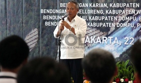 Menteri Pekerjaan Umum dan Perumahan Rakyat Basuki Hadi Muljono berikan sambutan saat akan menandatangani kerjasama di Jakarta, Senin (22/6).