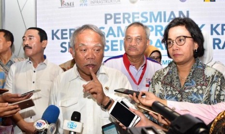 Menteri Pekerjaan Umum dan Perumahan Rakyat Basuki Hadimuljono dan Menteri Keuangan Sri Mulyani  meresmikan dimulainya konstruksi Sistem Penyediaan Air Minum (SPAM) Semarang Barat