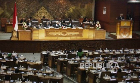  Menteri PUPR Basuki Hadimuljono (kanan) menyampaikan pandangan akhir pemerintah mengenai RUU Tapera pada Sidang Paripurna ke-19 di Kompleks Parlemen Senayan, Jakarta, Selasa (23/2). (Republika/Rakhmawaty La’lamg)