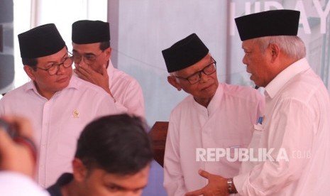 Petinggi PWNU Jatim Tanggapi Pernyataan Pramono Anung. Foto: Menteri Pekerjaan Umum dan Perumahan Rakyat Basuki Hadimuljono (kanan) berbincang bersama Pengasuh Pondok Pesantren Lirboyo KH Anwar Iskandar (ke dua kanan), Sekretaris Kabinet Pramono Anung (kiri), dan Menteri Perhubungan Budi Karya Sumadi (ke dua kiri) saat peresmian rumah susun sederhana sewa (rusunawa) di lingkungan Pondok Pesantren Hidayatul Mubtadiin Lirboyo, Kota Kediri, Jawa Timur, Sabtu (15/2/2020).