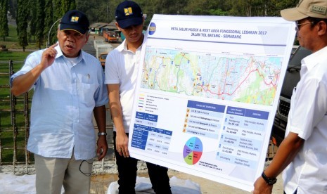 Menteri Pekerjaan Umum dan Perumahan Rakyat Basuki Hadimuljono (kiri) berdialog dengan wartawan saat meninjau lokasi tol di pintu keluar Tol Kandeman, Kabupaten Batang, Jawa Tengah, Ahad (11/6).