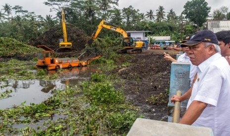 Menteri Pekerjaan Umum dan Perumahan Rakyat Basuki Hadimuljono meninjau proyek normalisasi Danau Rawa Pening di Bawen, Kabupaten Semarang, Jawa Tengah, Jumat (7/4).