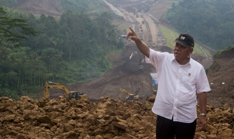 Menteri Pekerjaan Umum dan Perumahan Rakyat Basuki Hadimuljono meninjau proyek pembangunan jalan Tol Bawen-Salatiga di Polosari, Kabupaten Semarang, Jawa Tengah, Jumat (7/4).