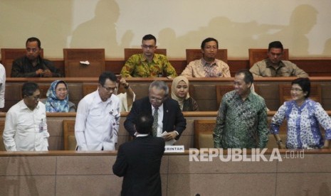 Menteri Pekerjaan Umum dan Perumahan Rakyat Basuki Hadimuljono (tengah) menerima salinan Rancangan Undang-Undang Tabungan Perumahan Rakyat (RUU Tapera) dalam Sidang Paripurna ke-19 di Kompleks Parlemen Senayan, Jakarta, Selasa (23/2).(Republika/Rakhmawaty 