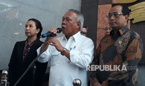 Menteri Pekerjaan Umum dan Perumahan Rakyat Basuki Hadimuljono (tengah), Menteri Perhubungan Budi Karya Sumadi (kanan), dan Menteri Badan Usaha Milik Negara (BUMN) Rini Soemarno (kiri) memberikan keterangan usai melakukan rapat pembahasan kontruksi proyek infrastruktur layang, Selasa (20/2) di Kementerian PUPR.