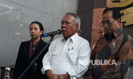 Menteri Pekerjaan Umum dan Perumahan Rakyat Basuki Hadimuljono (tengah), Menteri Perhubungan Budi Karya Sumadi (kanan), dan Menteri Badan Usaha Milik Negara (BUMN) Rini Soemarno (kiri) memberikan keterangan usai melakukan rapat pembahasan kontruksi proyek infrastruktur layang, Selasa (20/2) di Kementerian PUPR.