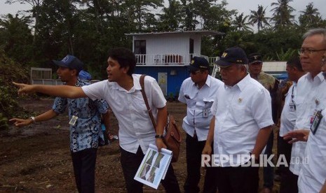 Menteri Pekerjaan Umum dan Perumahan Rakyat (PUPR), Basuki Hadimoeljono mendengarkan papapran terkait proses pembersihan enceng gondok dari permukaan Rawapening, di Kabupaten Semarang, Jumat (7/4)