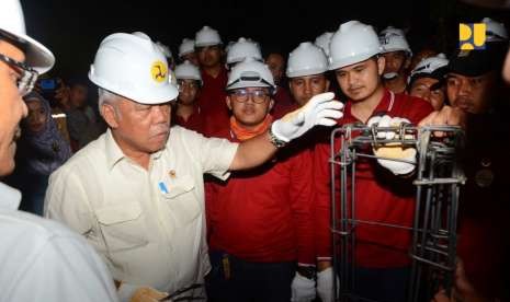 Menteri Pekerjaan Umum dan Perumahan Rakyat (PUPR) Basuki Hadimuljono mengunjungi lokasi pelatihan 400 insinyur muda CPNS PUPR di Kantor Dinas PU Provinsi Nusa Tenggara Barat, Kota Mataram, NTB.