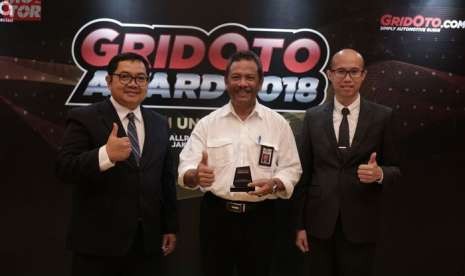 Menteri Pekerjaan Umum dan Perumahan Rakyat (PUPR) Basuki Hadimuljono menerima penghargaan GridOto Award 2018 kategori Kontribusi  Untuk Negeri