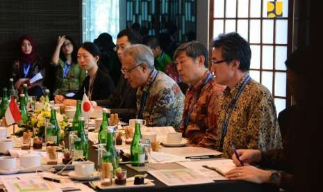 Menteri Pekerjaan Umum dan Perumahan Rakyat (PUPR) Basuki Hadimuljono dengan Duta Besar Jepang untuk Indonesia Masafumi Ishii dan Presiden Japan International Cooperation Agency (JICA) Shinichi Kitaoka, Jumat (12/10), di Nusa Dua, Bali