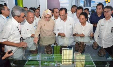 Menteri Pekerjaan Umum dan Perumahan Rakyat (PUPR) Basuki Hadimuljono saat menghadiri Groundbreaking Pembangunan Rusun Terintegrasi dengan konsep Transit Oriented Development (TOD) di 3 Stasiun Kereta yaitu Stasiun Rawa Buntu, Stasiun Jurangmangu, dan Stasiun Cisauk, Selasa (10/12). 