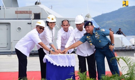 Menteri Pekerjaan Umum dan Perumahan Rakyat (PUPR) Basuki Hadimuljono mendampingi Menteri Keuangan Sri Mulyani meresmikan Penataan Kawasan Dermaga Tawiri dan Revitalisasi dan Penataan Kawasan Pantai Wainitu, Kecamatan Nusaniwe, Kota Ambon.