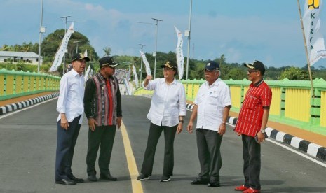 Menteri Pekerjaan Umum dan Perumahan Rakyat (PUPR) Basuki Hadimuljono mendampingi Menteri Keuangan (Menkeu) Sri Mulyani meresmikan Jembatan Leta Oar Ralan yang menghubungkan Pulau Yamdena dan Pulau Larat, Kabupaten Maluku Tenggara Barat (MTB), Maluku, Kamis, (10/1).