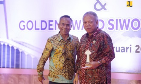 Menteri Pekerjaan Umum dan Perumahan Rakyat (PUPR) Basuki Hadimuljono menerima dua penghargaan Golden Award SIWO PWI Pusat 2019.