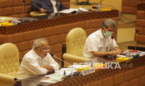 Menteri Pekerjaan Umum dan Perumahan Rakyat (PUPR) Basuki Hadimuljono (kiri) mengikuti rapat kerja dengan Komisi V DPR di Kompleks Parlemen Senayan, Jakarta, Senin (16/11/2020). Rapat tersebut membahas evaluasi pelaksanaan APBN TA 2020 Kementerian PUPR dan Penyampaian Laporan Hasil Kunjungan Kerja Reses dan Spesifik Komisi V DPR RI Tahun 2020. 