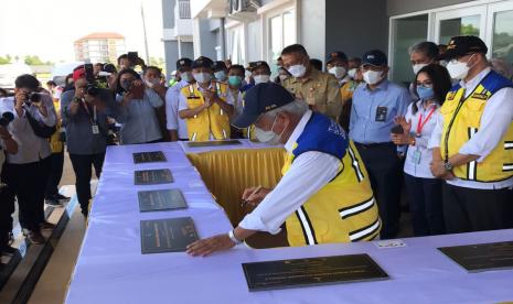 Menteri Pekerjaan Umum dan Perumahan Rakyat (PUPR) Basuki Hadimuljono meresmikan dua rumah susun khusus para santri di Pondok Pesantren An Nawawi Tanara, Kabupaten Serang, Banten, Selasa (16/11).. 