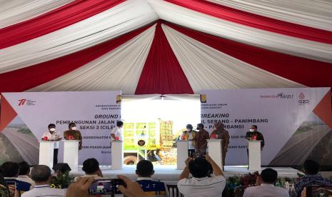 Menteri Pekerjaan Umum dan Perumahan Rakyat (PUPR) Basuki Hadimuljono dan Menteri Koordinator Bidang Kemaritiman dan Investasi Luhut Binsar Pandjaitan menghadiri groundbreaking Tol Serang-Panimbang seksi 3 Cileles-Panimbang, Senin (8/8/2022). Menteri Koordinator Bidang Kemaritiman dan Investasi Luhut Binsar Pandjaitan yakin Tol Serang-Panimbang dapat meningkatkan perekonomian Provinsi Banten. Hari ini groundbreaking Tol Serang-Panimbang seksi 3 yakni Cileles-Panimbang sudah dilakukan.