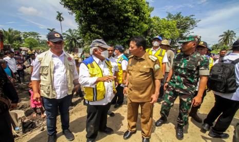 Menteri Pekerjaan Umum dan Perumahan Rakyat (PUPR) Basuki Hadimuljono (kedua kiri) berbincang dengan Penjabat Gubernur Aceh Achmad Marzuki (kedua kanan) saat meninjau daerah bekas banjir di Desa Mancang, Lhoksukon, Aceh Utara, Aceh, Selasa (18/10/2022). Menteri PUPR memprioritaskan langkah tanggap darurat yaitu perbaikan 18 titik tanggul jebol sepanjang 2.290 meter di lima kecamatan dan merampungkan pembangunan jaringan irigasi Tanah Jamboe Aye Kanan Aceh Utara senilai Rp225 miliar pada akhir tahun 2022. 