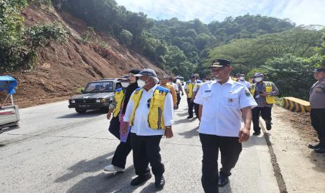 Menteri Pekerjaan Umum dan Perumahan Rakyat (PUPR) Basuki Hadimuljono, Rabu (2/10/2022) melakukan kunjungan kerja ke Sumatera Barat (Sumbar). Menteri bersama Gubernur Sumbar, Buya Mahyeldi, dan Anggota DPR RI Athari Gauthi Ardi meninjau beberapa titik pembangunan dan rencana pembangunan, yakni Sitinjau Lauik, Pantai Padang dan Tol Padang - Pekanbaru, ruas Padang - Sicincin.